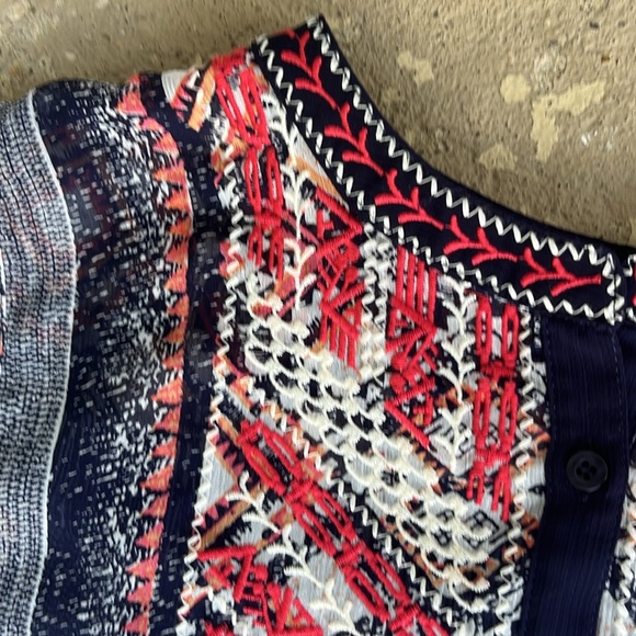 Like new Dress Barn embroidered sheer sleeveless top - Picture 3 of 12